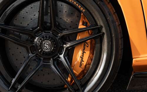 Wysokowydajny supersamochód Lamborghini Aventador SVJ w dynamicznej scenerii. 7680x4800