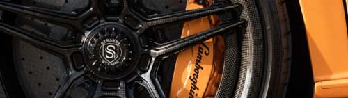 Wysokowydajny supersamochód Lamborghini Aventador SVJ w dynamicznej scenerii. Dual UHD