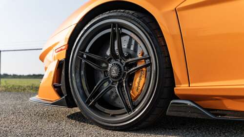 Wysokowydajny supersamochód Lamborghini Aventador SVJ, charakteryzujący się charakterystyczną,... 8K