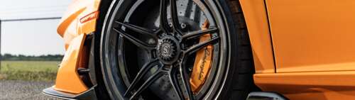 Wysokowydajny supersamochód Lamborghini Aventador SVJ, charakteryzujący się charakterystyczną,... Dual UHD