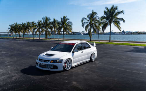 Imponujący sportowy sedan Mitsubishi Lancer Evolution IX, prezentujący się w dynamicznej... 7680x4800