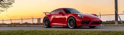 Elegancki i potężny sportowy samochód Porsche 992 GTS, prezentujący nowoczesną, aerodynamiczną... Dual UHD