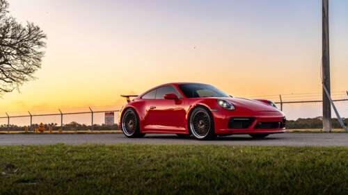 Elegancki i potężny sportowy samochód Porsche 992 GTS, prezentujący nowoczesną, aerodynamiczną... 8K