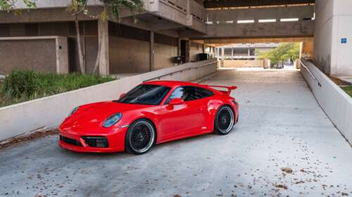 Szczegółowe ujęcie sportowego samochodu Porsche 992 GTS, eksponujące jego aerodynamiczną... 8K