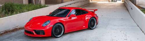 Szczegółowe ujęcie sportowego samochodu Porsche 992 GTS, eksponujące jego aerodynamiczną... Dual UHD