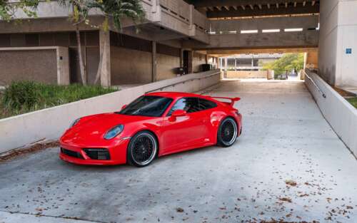 Szczegółowe ujęcie sportowego samochodu Porsche 992 GTS, eksponujące jego aerodynamiczną... 7680x4800