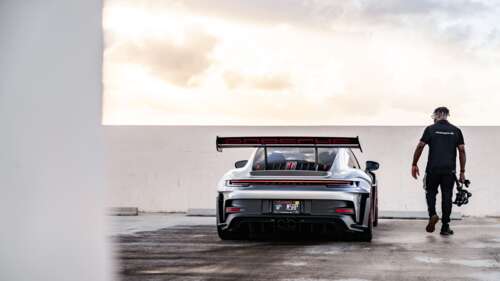 Szczegółowe ujęcie eleganckiego, wysokowydajnego sportowego samochodu Porsche GT3...