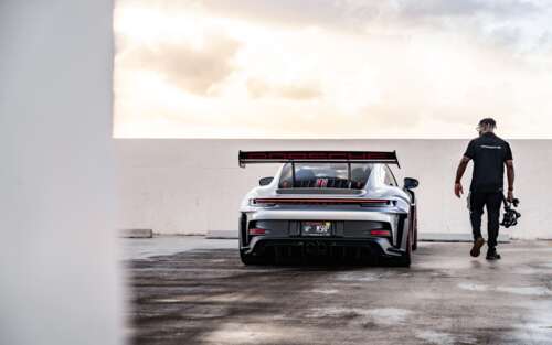 Szczegółowe ujęcie eleganckiego, wysokowydajnego sportowego samochodu Porsche GT3... 7680x4800