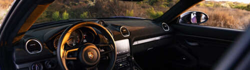 Elegancki i potężny sportowy samochód Porsche GT3 RS, prezentujący swoją aerodynamiczną... Dual UHD