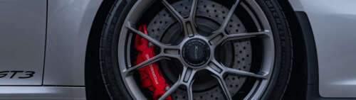 Wysokowydajny samochód sportowy Porsche GT3 RS, charakteryzujący się aerodynamiczną... Dual UHD