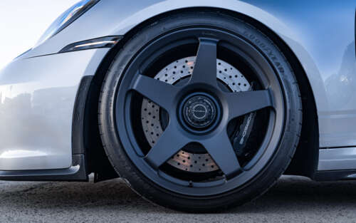 Szczegółowe zdjęcie sportowego samochodu Porsche GT3 RS o wysokich parametrach. 7680x4800