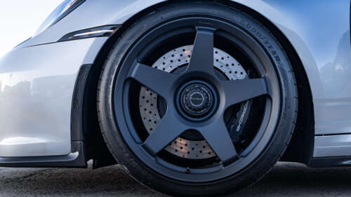 Szczegółowe zdjęcie sportowego samochodu Porsche GT3 RS o wysokich parametrach. 8K