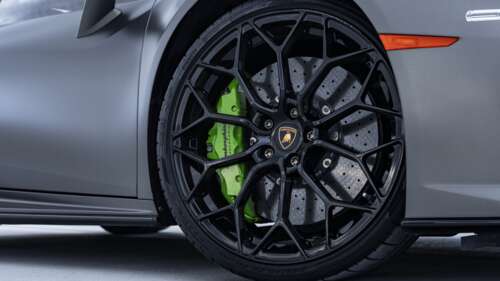 Sportowy samochód Lamborghini Huracan o wysokich parametrach, przedstawiony w wyrazistym,... 8K