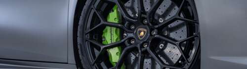 Sportowy samochód Lamborghini Huracan o wysokich parametrach, przedstawiony w wyrazistym,... Dual UHD