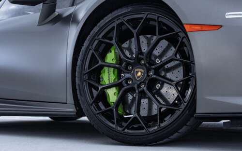 Sportowy samochód Lamborghini Huracan o wysokich parametrach, przedstawiony w wyrazistym,... 7680x4800