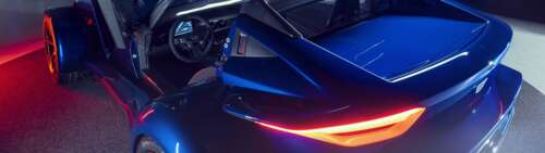 Elegancki, srebrny sportowy samochód odbija delikatne światło z reflektorów studyjnych... Dual UHD