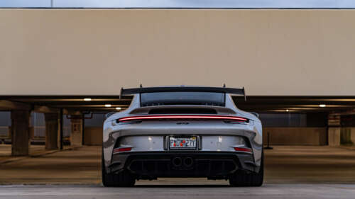 Szczegółowe zbliżenie na sportowy samochód Porsche 911 GT3 RS, charakteryzujący się... 8K