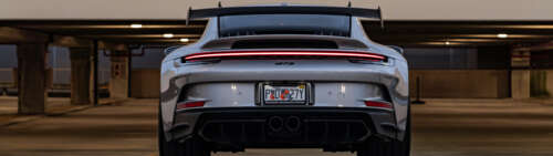 Szczegółowe zbliżenie na sportowy samochód Porsche 911 GT3 RS, charakteryzujący się... Dual UHD