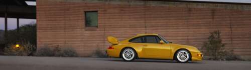 Wyraziste, szczegółowe zdjęcie eleganckiego i nowoczesnego sportowego samochodu marki... Dual UHD