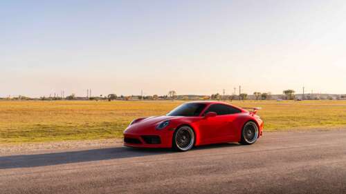 Eleganckie i potężne sportowe auto Porsche 992 GTS, charakteryzujące się nowoczesną,... 8K