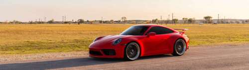 Eleganckie i potężne sportowe auto Porsche 992 GTS, charakteryzujące się nowoczesną,... Dual UHD