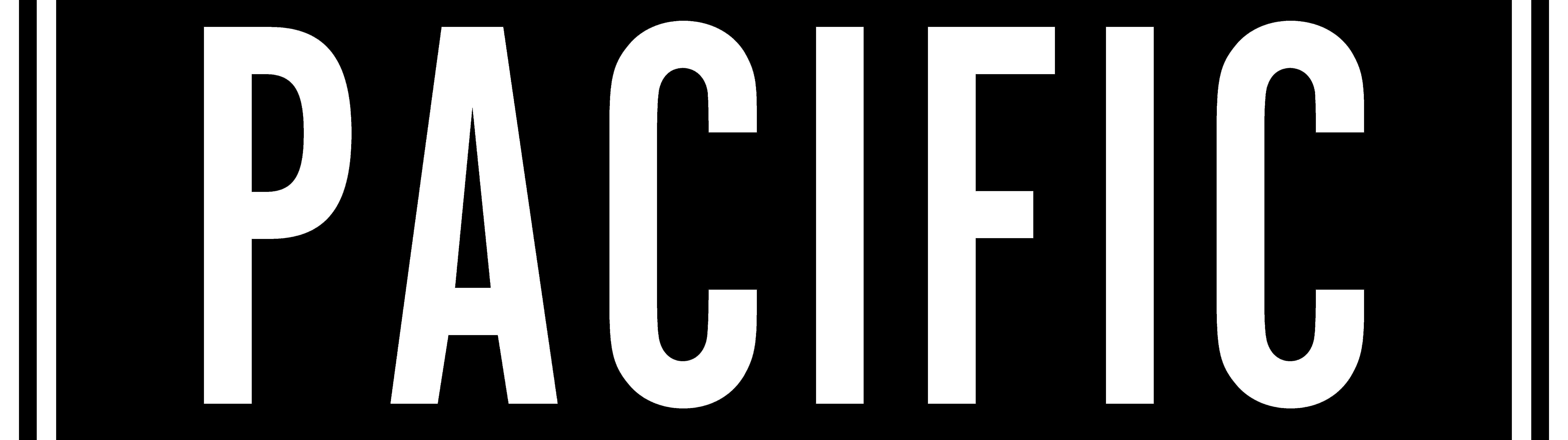 Samochód jadący przez mglisty, tajemniczy leśny krajobraz, który stanowi inspirację dla gry Pacific Drive.