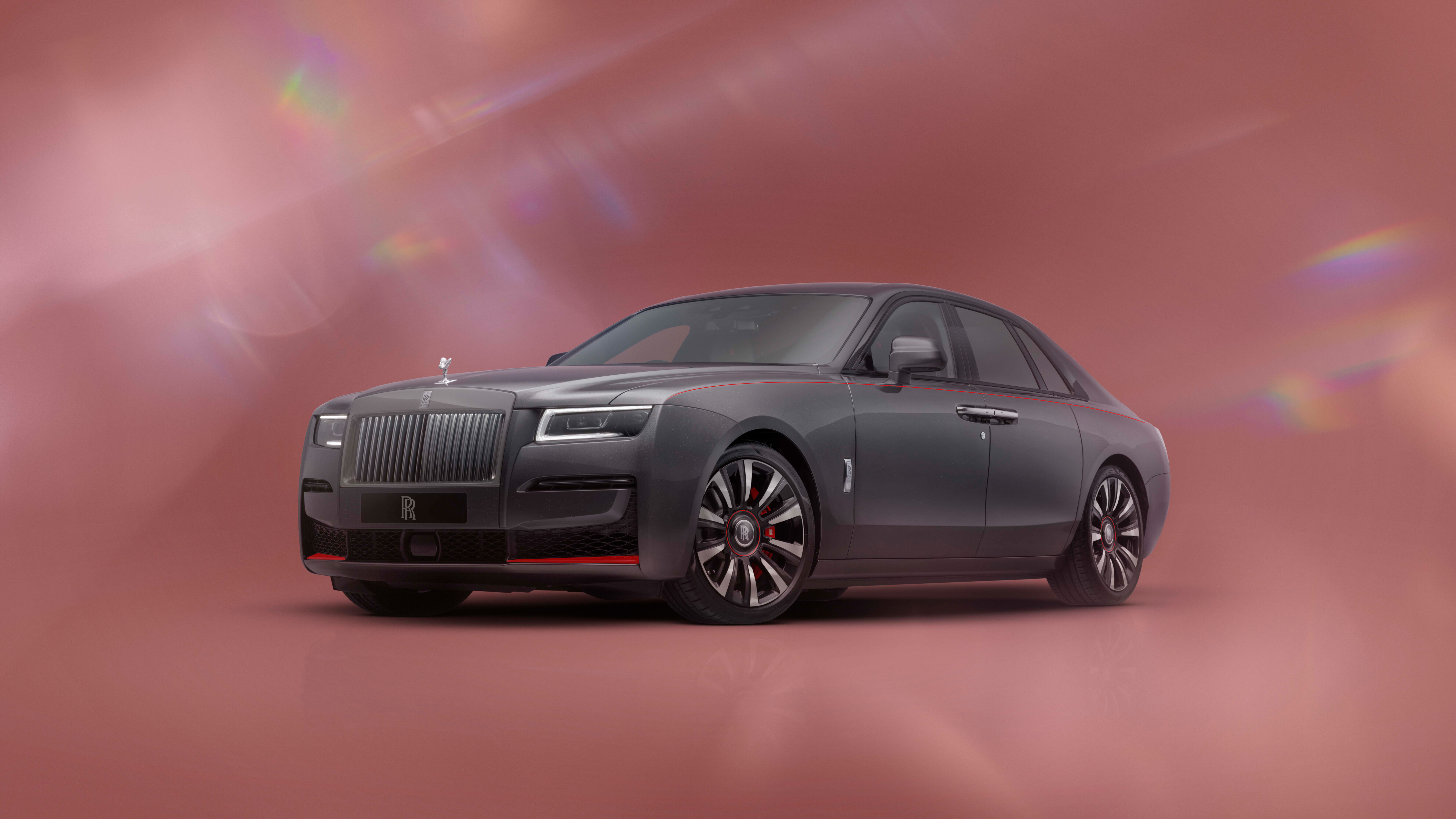 Luksusowy i elegancki Rolls-Royce Ghost, prezentujący najwyższej klasy wzornictwo motoryzacyjne.