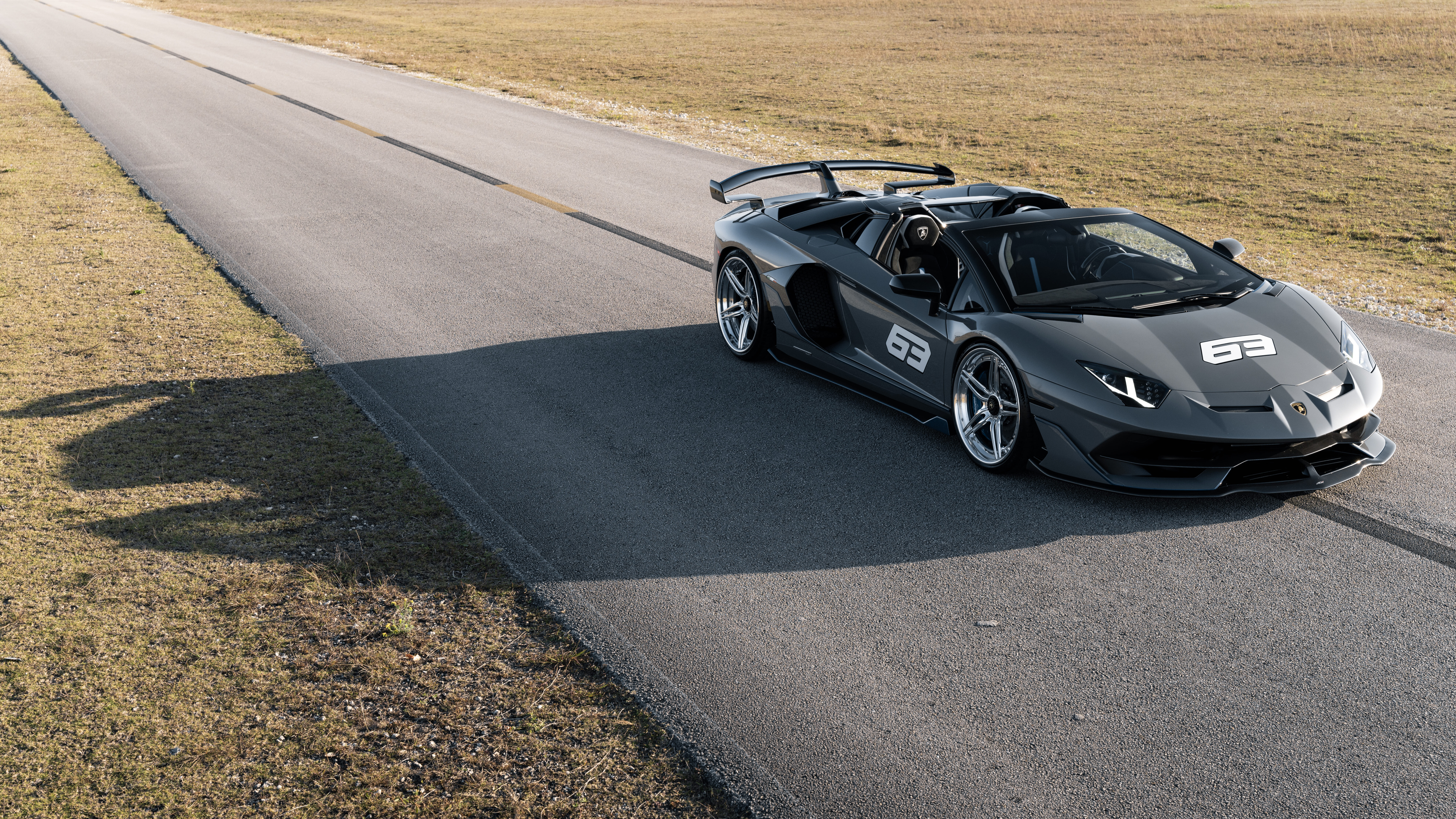 Zdjęcie w wysokiej rozdzielczości przedstawiające supersamochód Lamborghini Huracan, eksponujące jego aerodynamiczną konstrukcję i elegancką sylwetkę.