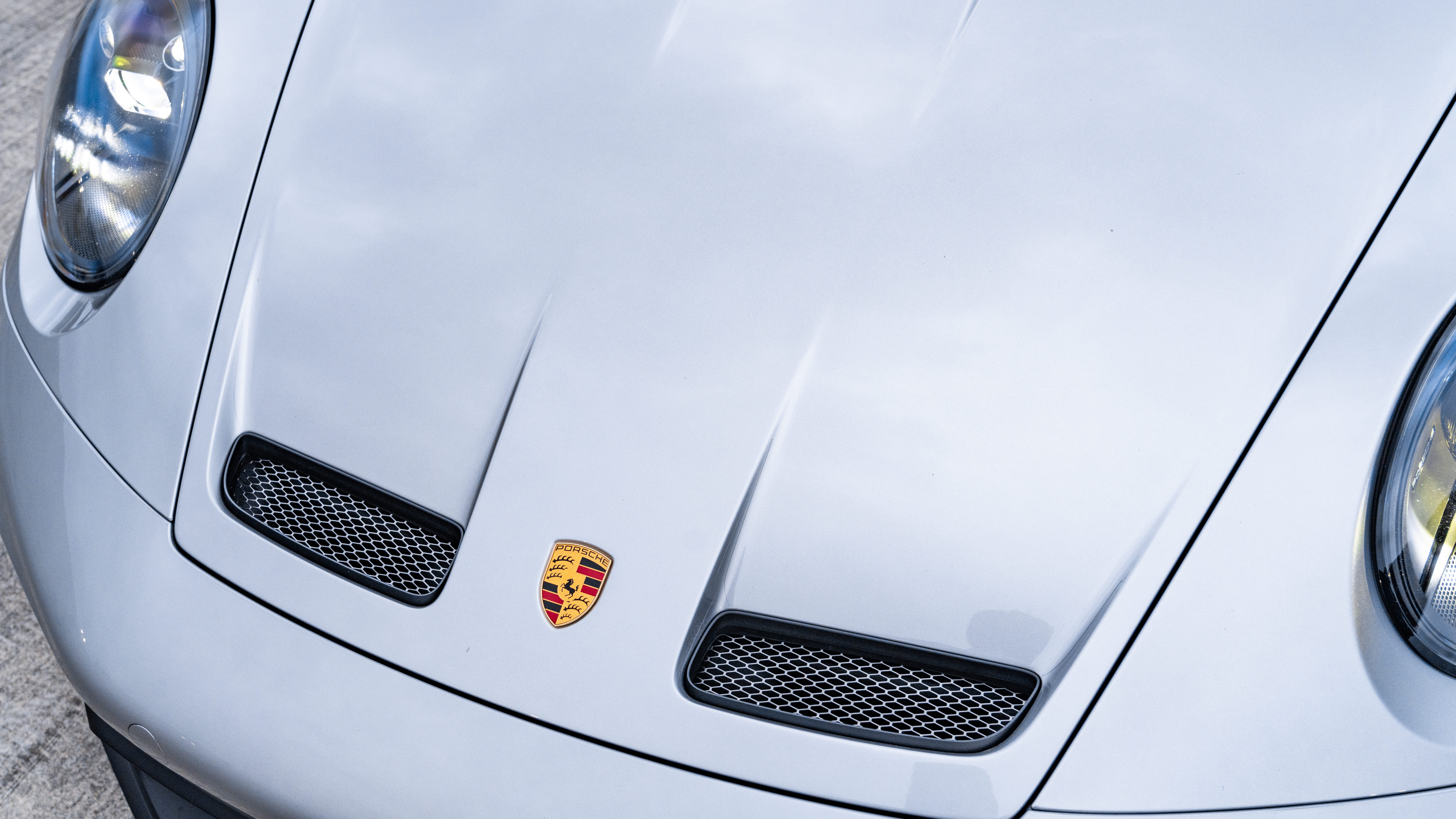 Wysokowydajny samochód sportowy Porsche GT3 RS, prezentujący swoją elegancką, aerodynamiczną stylistykę.