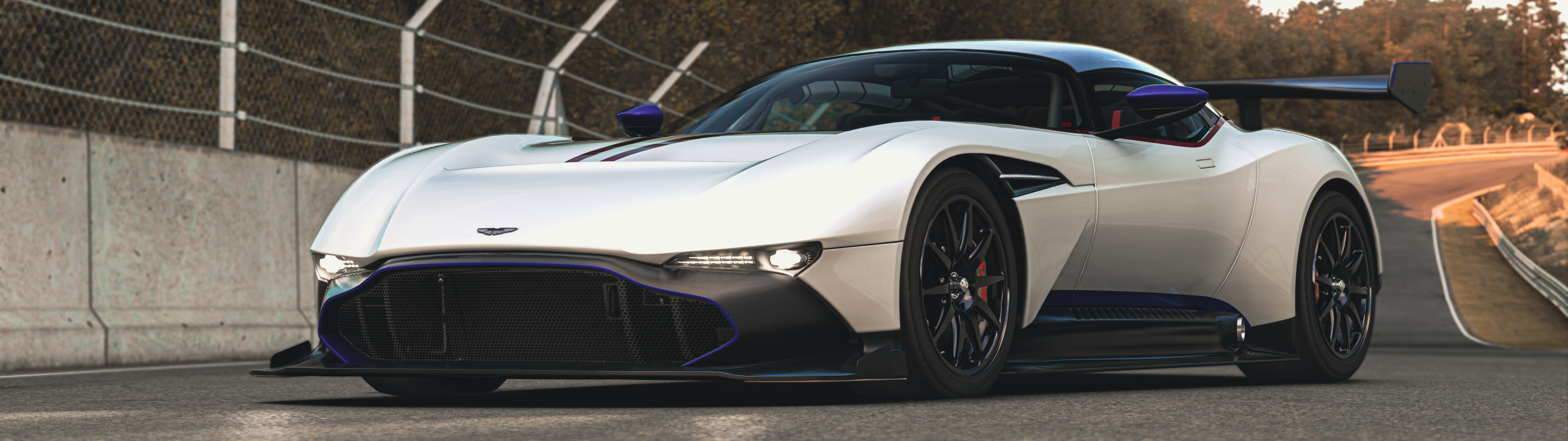 Zbliżenie, ukazujące w dramatyczny sposób potężny samochód sportowy Aston Martin Vulcan.