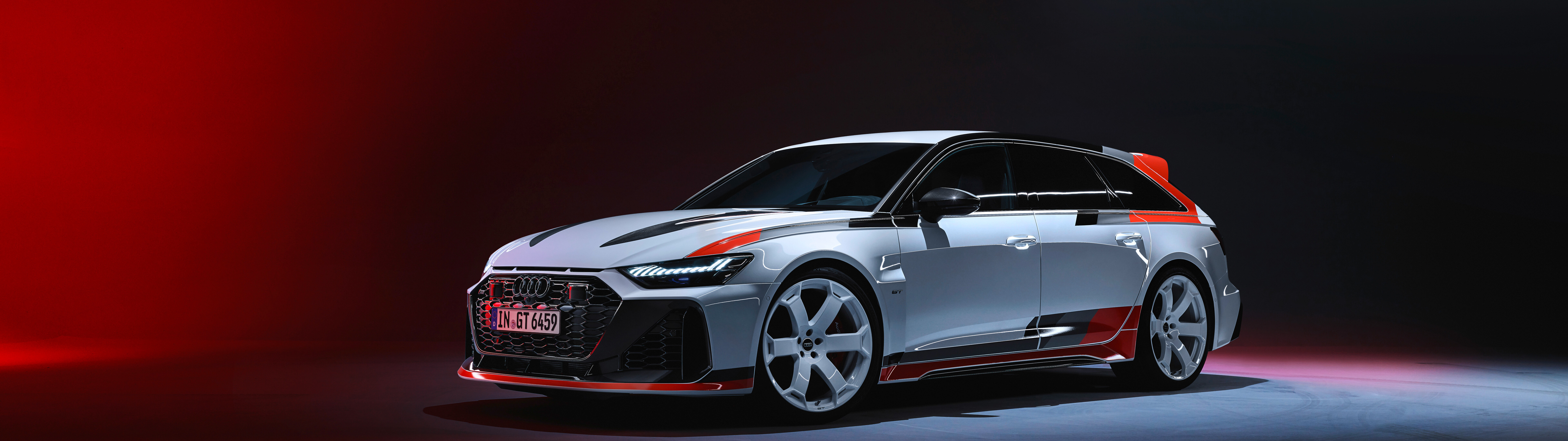 Wysokowydajny, luksusowy samochód Audi RS6 Avant GT, charakteryzujący się dynamiczną stylistyką nadwozia i eleganckim, metalicznym wykończeniem.