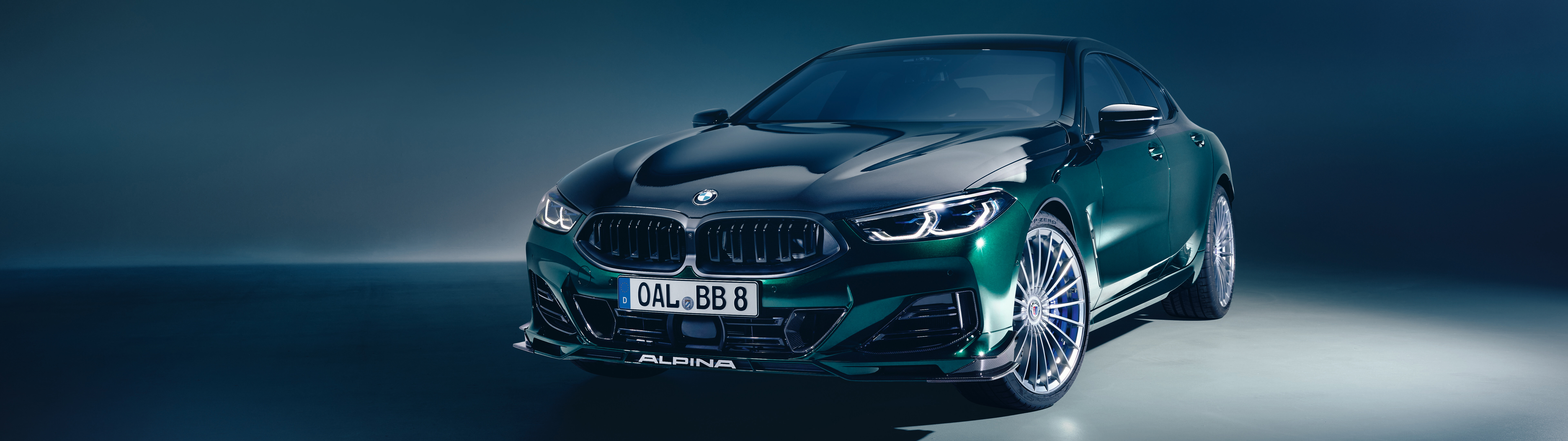 Elegancki i potężny luksusowy samochód sportowy BMW Alpina B8, zaprezentowany w profesjonalnej scenerii motoryzacyjnej.