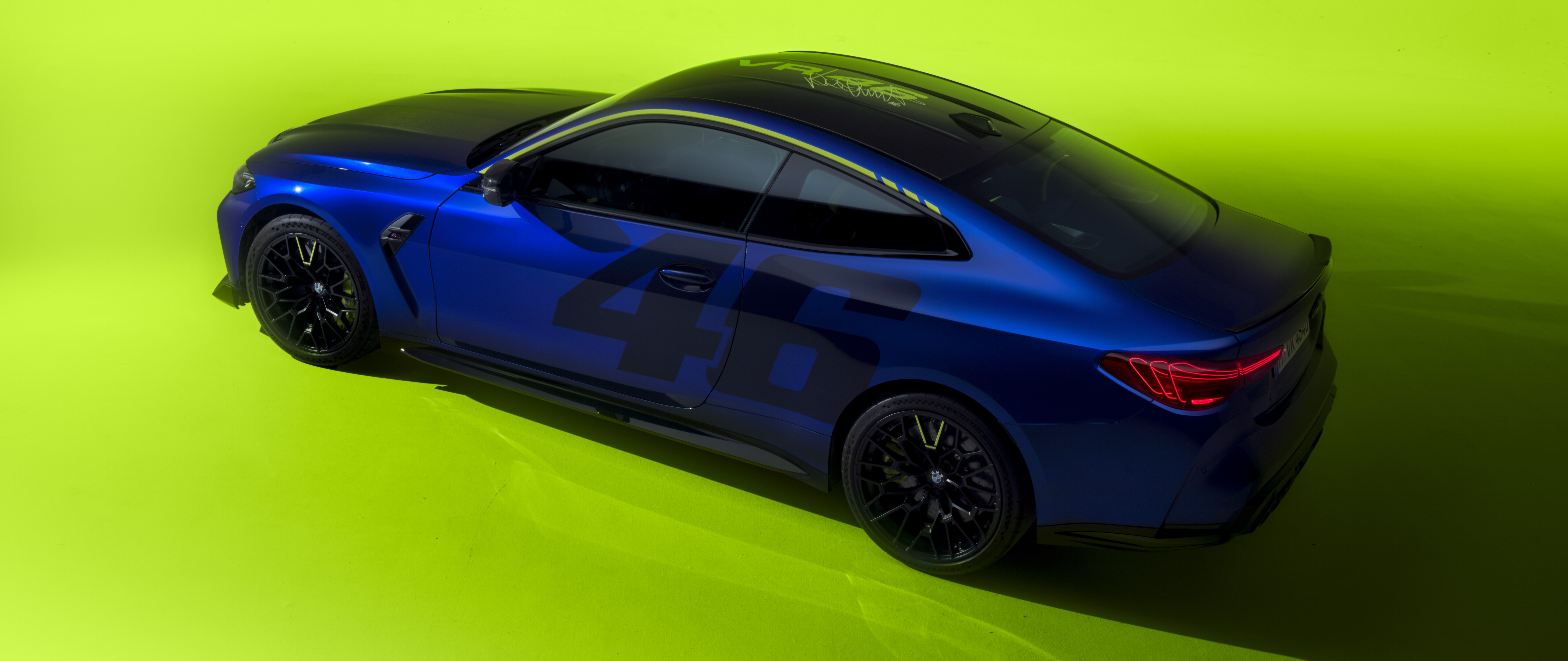 Elegancki model BMW M4 CS Edition, wyróżniający się żółto-czarnym malowaniem i naklejkami nawiązującymi do zespołu VR46 Valentino Rossi.