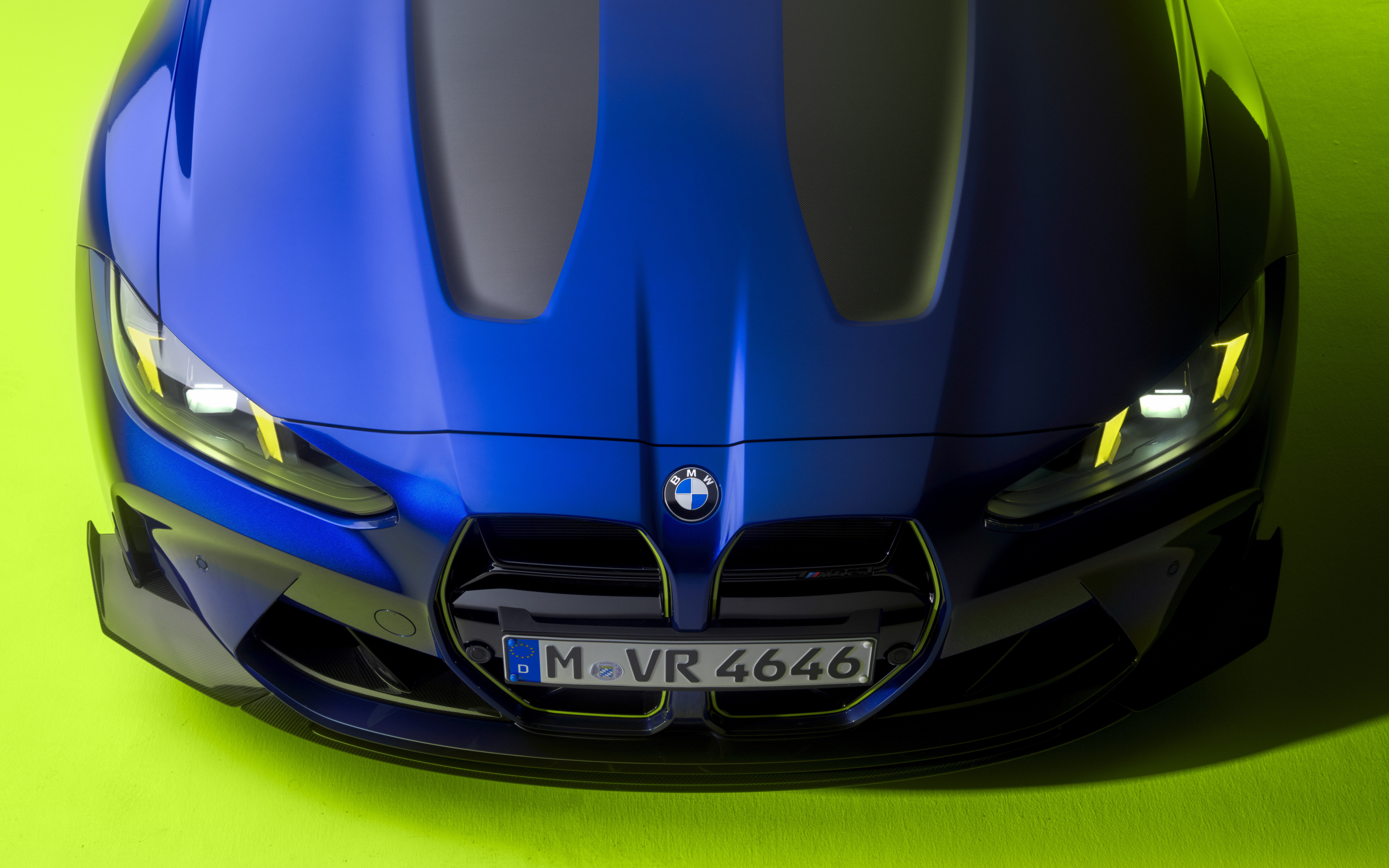BMW M4 CS Edition w charakterystycznym żółto-niebieskim malowaniu VR46, nawiązującym do legendarnego motocyklisty MotoGP, Valentino Rossiego.
