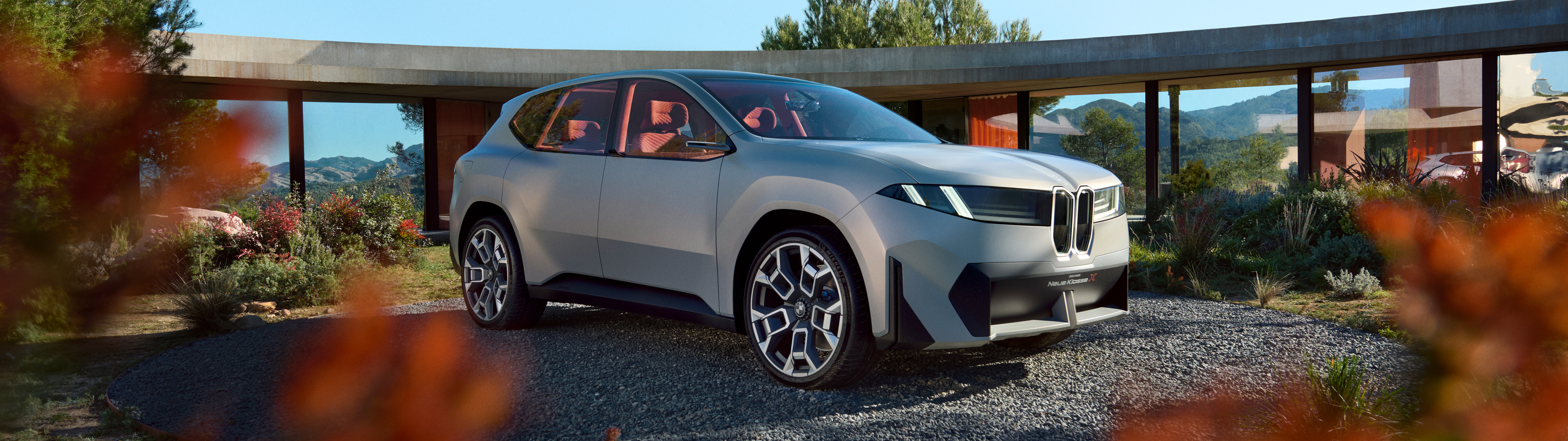 Futurystyczny, elektryczny samochód koncepcyjny BMW Vision Neue Klasse X, charakteryzujący się nowoczesną, aerodynamiczną stylistyką.