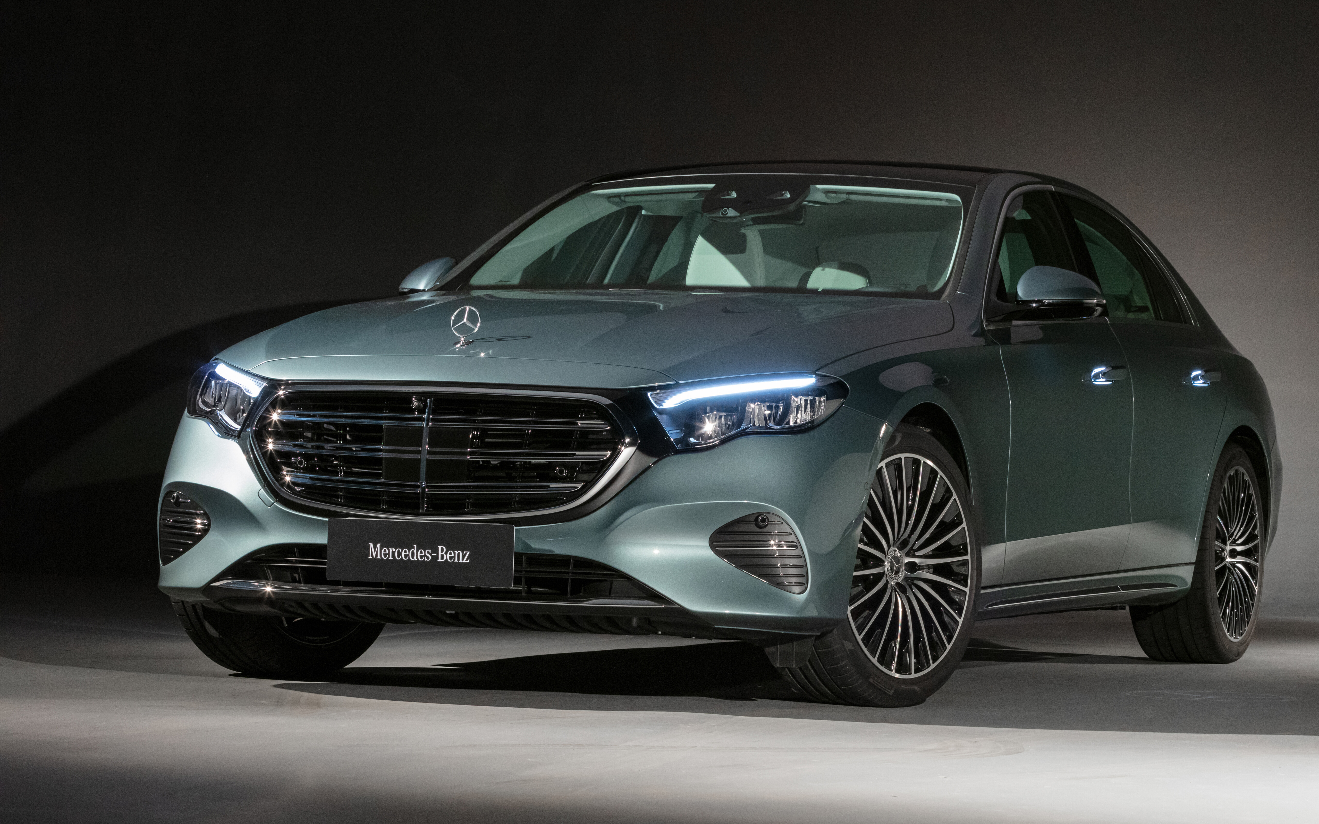 Zdjęcie w wysokiej rozdzielczości przedstawiające luksusową limuzynę Mercedes-Benz klasy E.