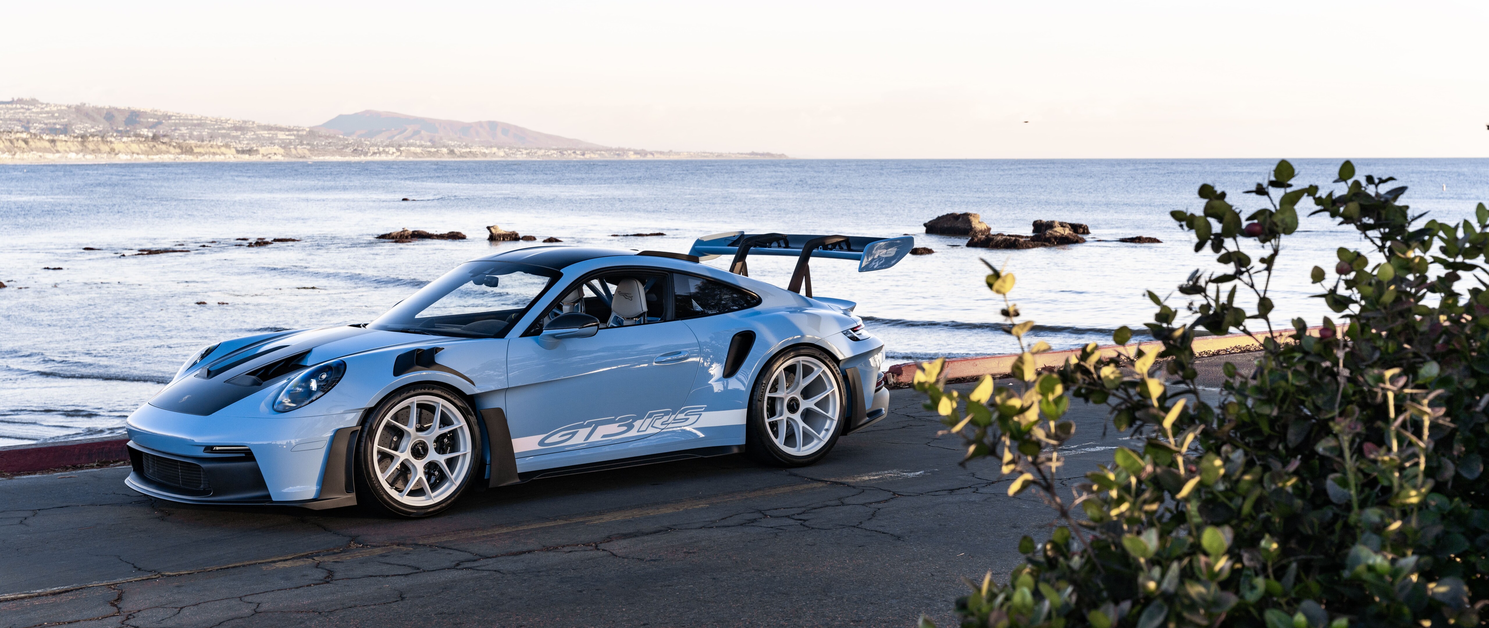 Wysokowydajny sportowy samochód marki Porsche o eleganckim, aerodynamicznym nadwoziu.