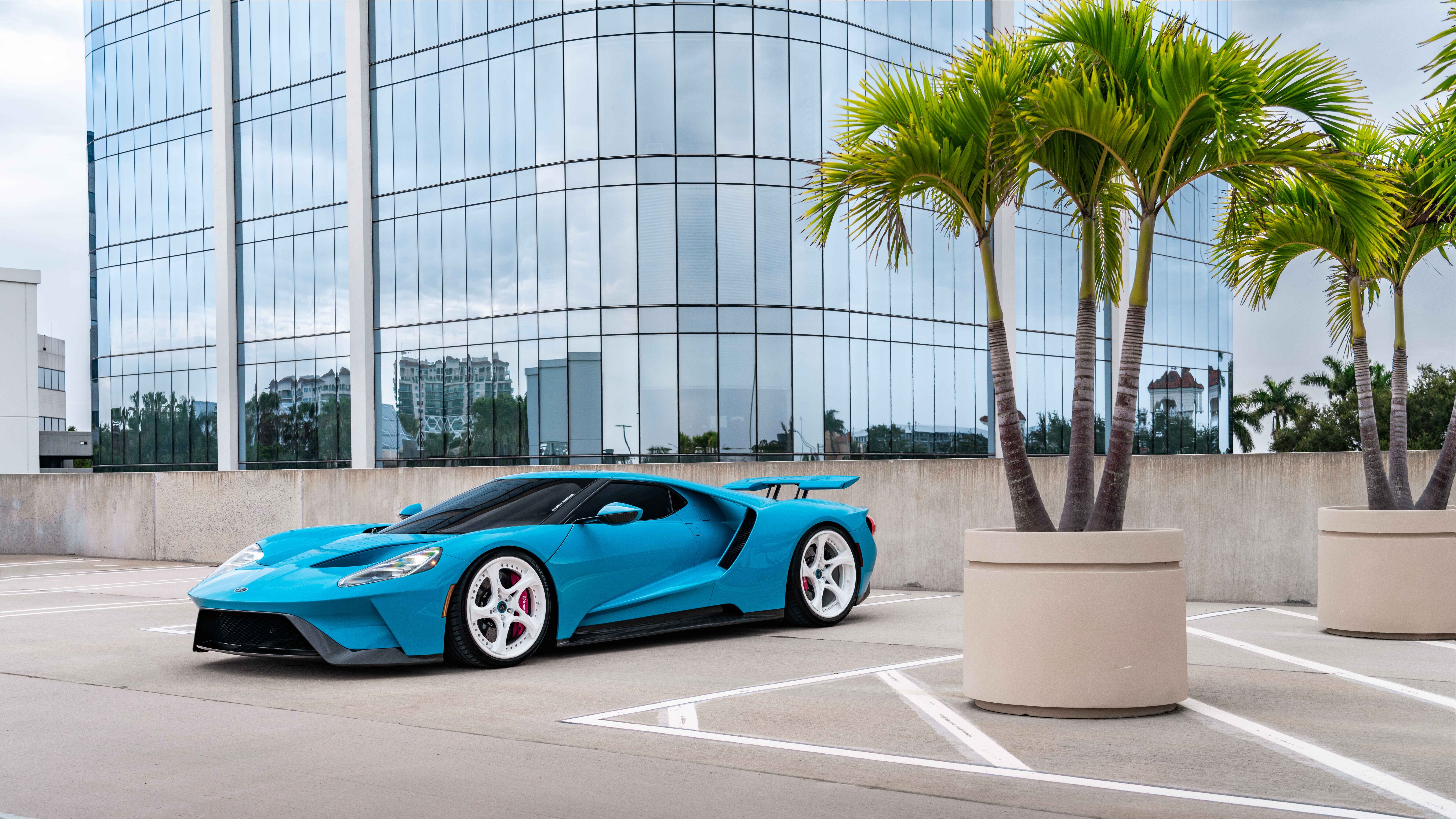 Elegancki i potężny supersamochód Ford GT, charakteryzujący się charakterystyczną, aerodynamiczną sylwetką i wysoką wydajnością.