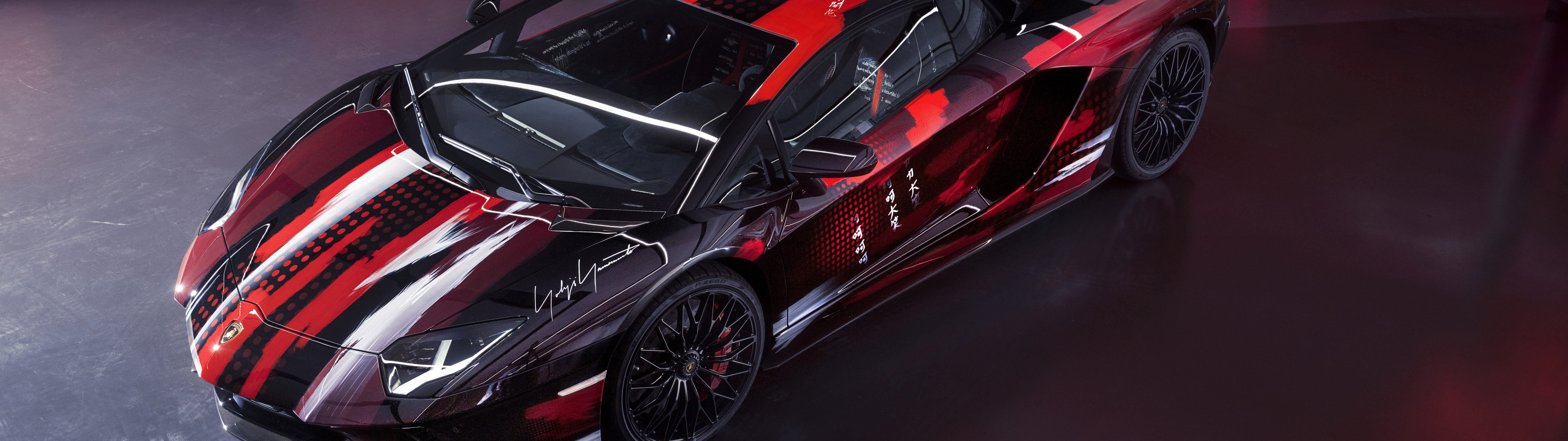 Elegancki i potężny supersamochód Lamborghini Aventador S, prezentujący swoje aerodynamiczne rozwiązania.