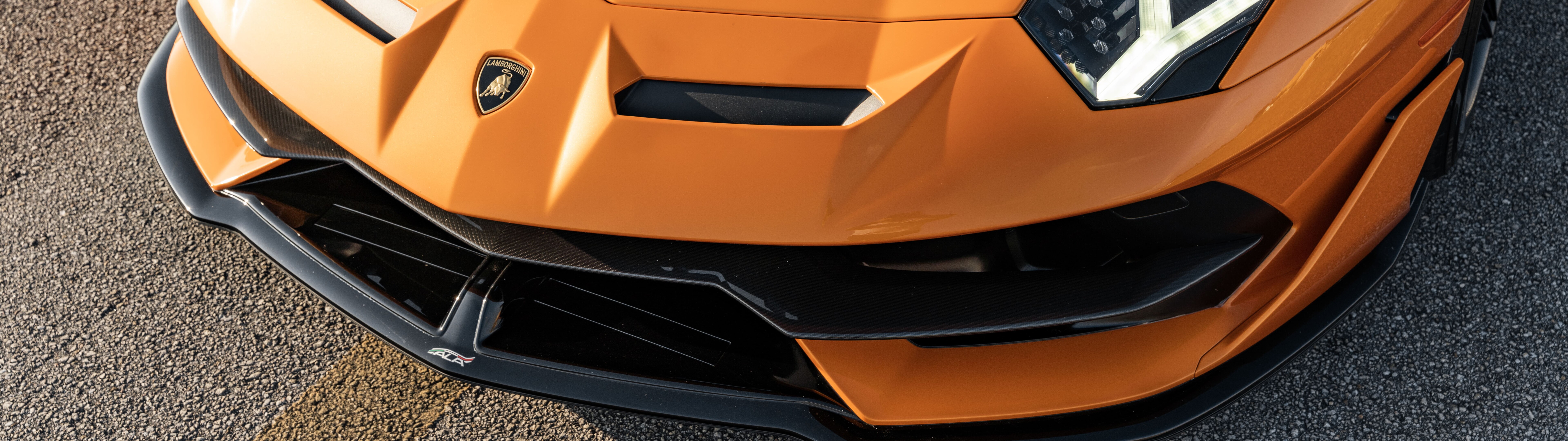Elegancki i potężny supersamochód Lamborghini Aventador SVJ, charakteryzujący się dynamicznym i agresywnym designem aerodynamicznym.