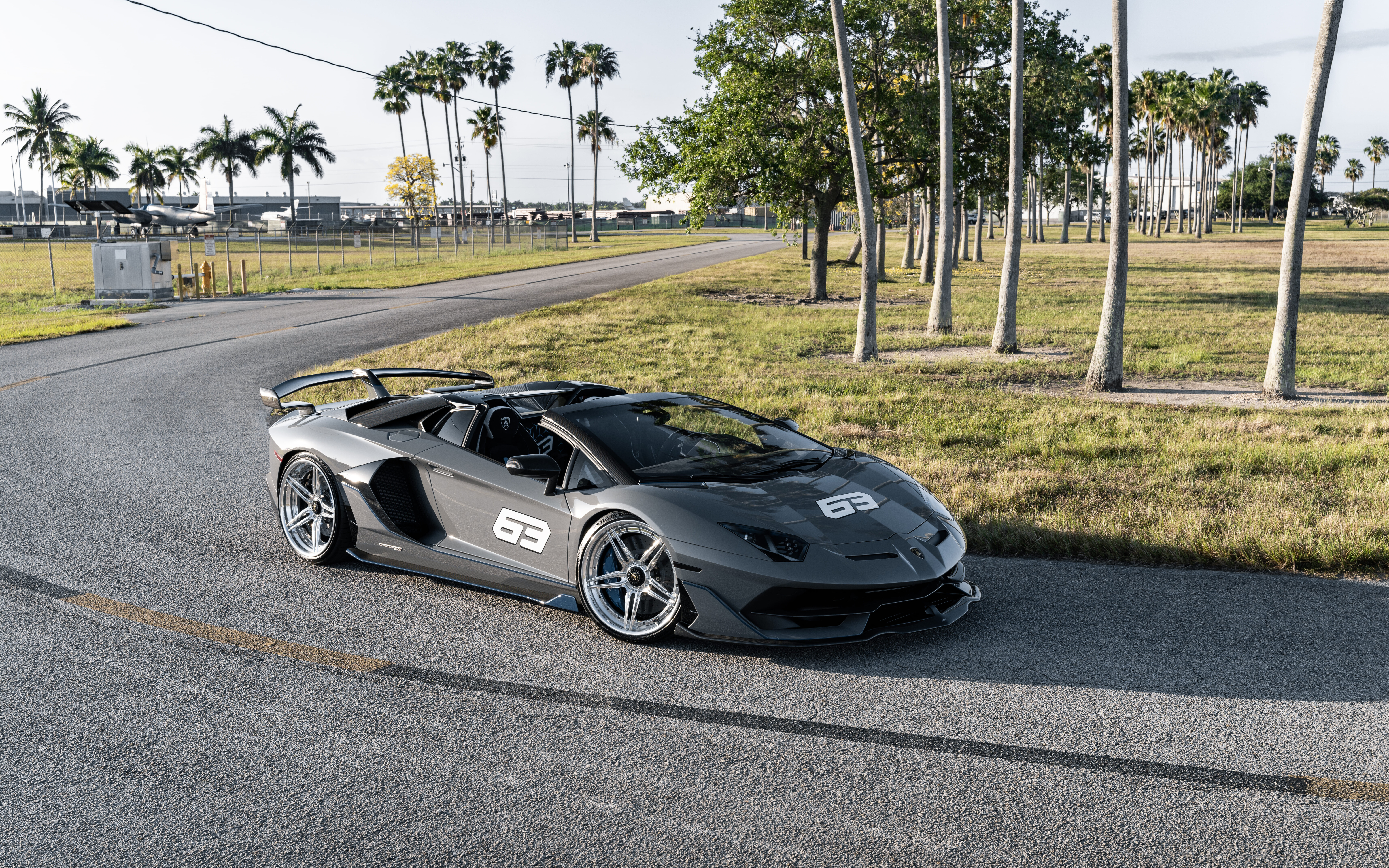 Elegancki i potężny supersamochód Lamborghini Huracan, prezentujący swoją aerodynamiczną konstrukcję i agresywny wygląd przedniej części.