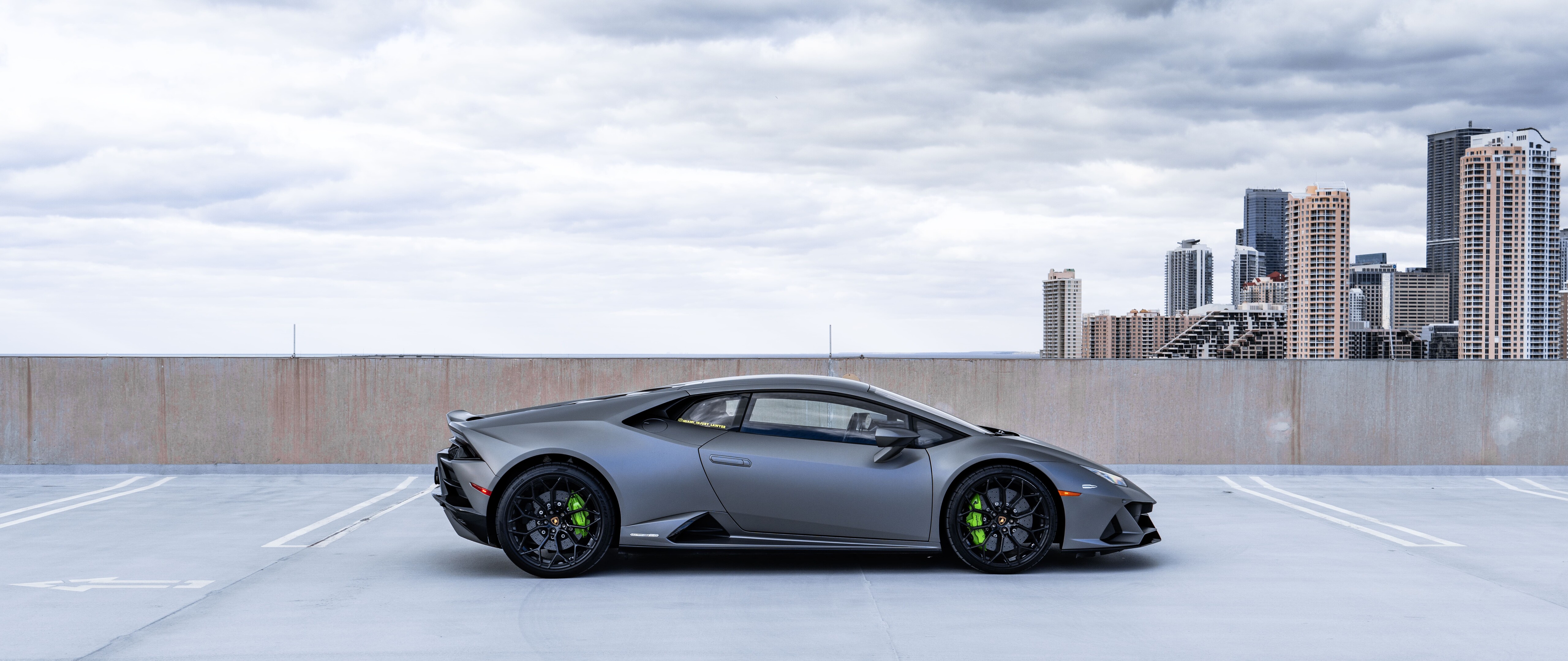 Elegancki i potężny supersamochód Lamborghini Huracán, zaprezentowany w profesjonalnej scenerii.