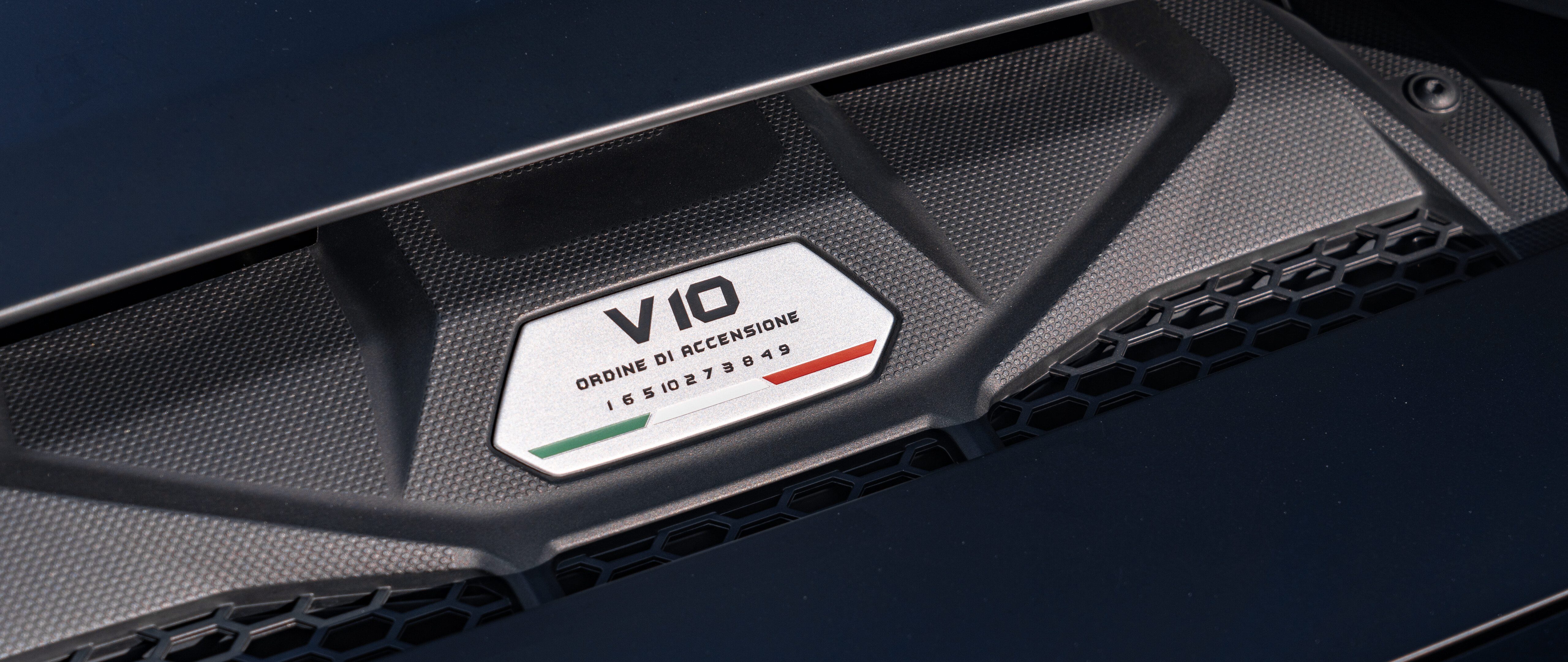 Elegancki supersamochód Lamborghini Huracán, przedstawiony w wysokiej rozdzielczości, eksponujący jego aerodynamiczną konstrukcję i agresywny wygląd.