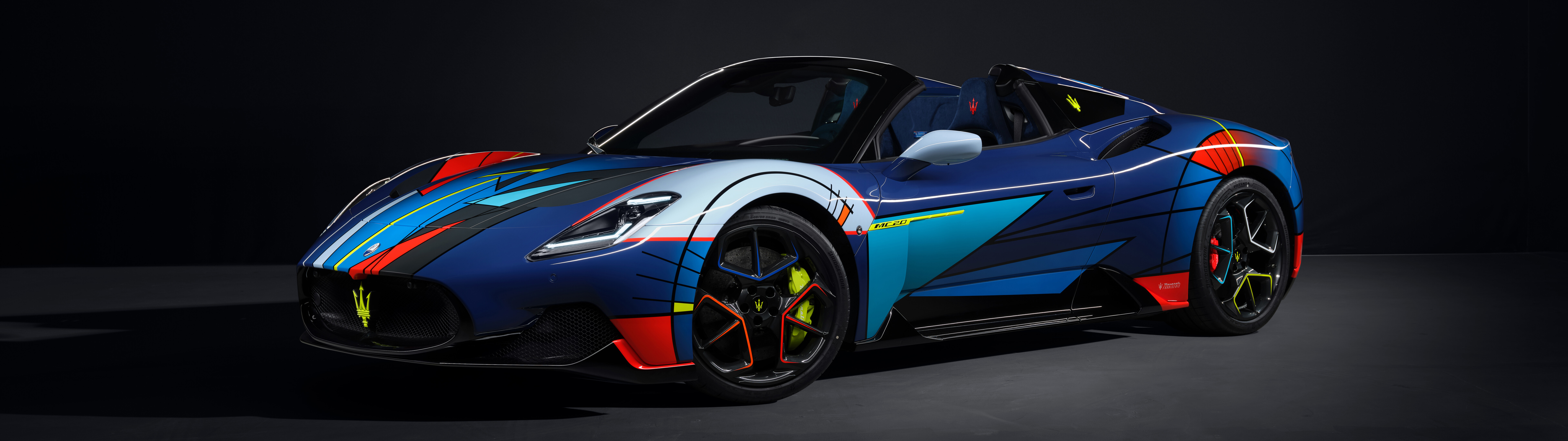 Wysokowydajny samochód sportowy Maserati MC20, charakteryzujący się smukłą, aerodynamiczną sylwetką i eleganckim, typowo włoskim designem.