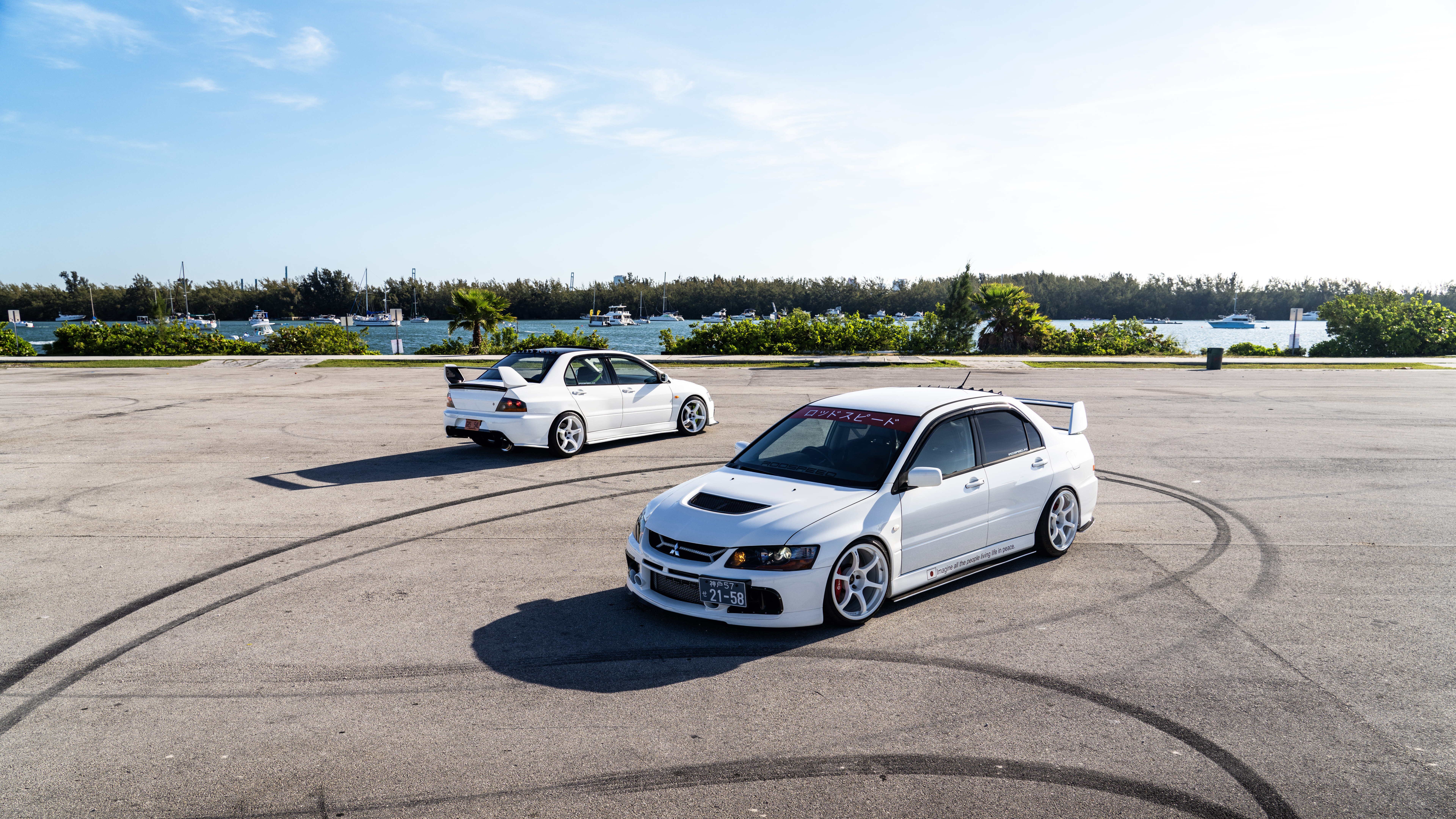 Szczegółowe ujęcie sportowego sedana Mitsubishi Lancer Evolution IX, prezentującego jego aerodynamiczną stylistykę.