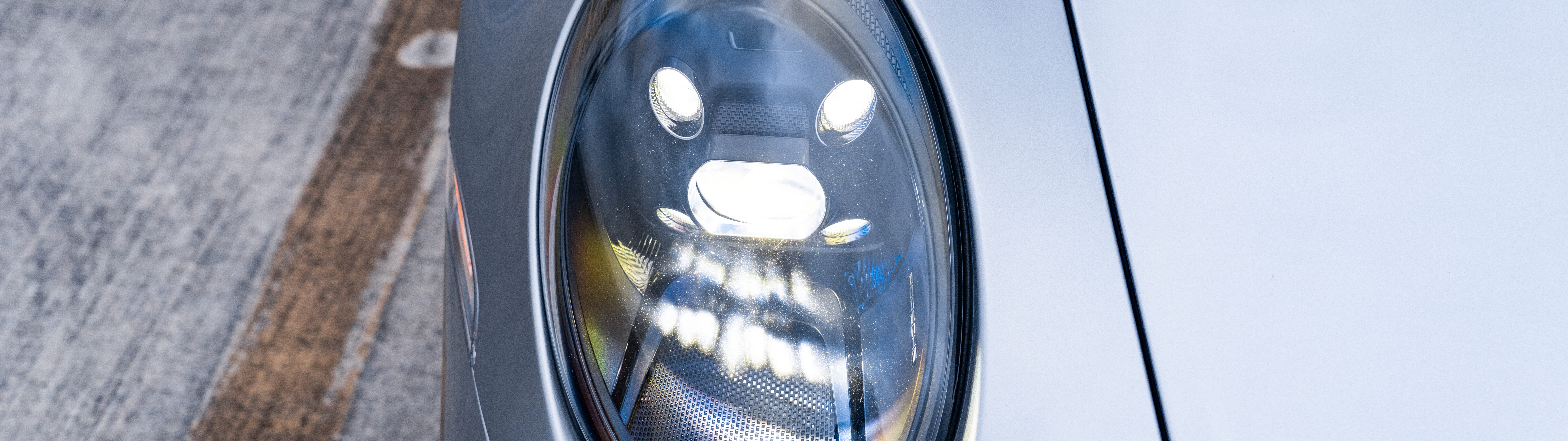 Wysokowydajny samochód sportowy Porsche GT3 RS, charakteryzujący się agresywną stylistyką aerodynamiczną i kultową, inspirowaną motoryzacją wyścigową stylistyką.