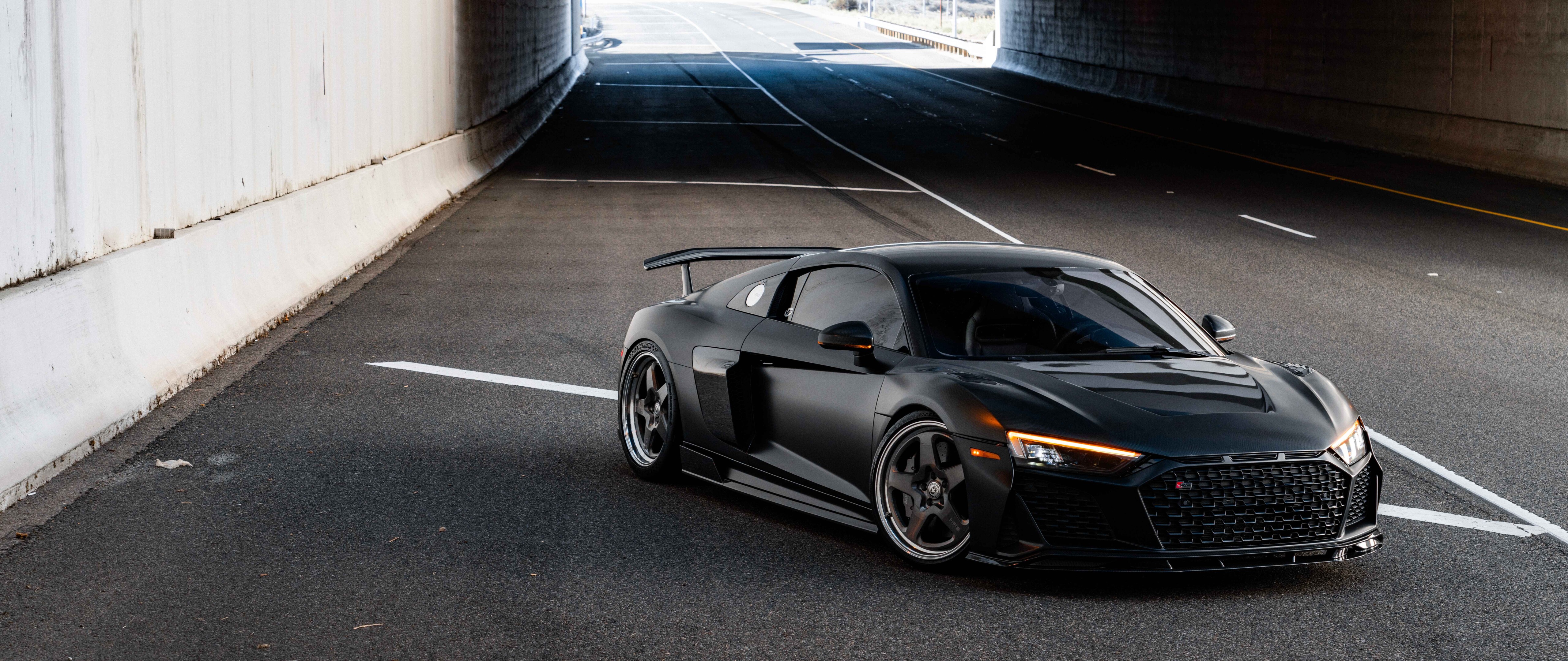 Zbliżenie przedstawiające elegancki i nowoczesny luksusowy samochód marki Audi z wypolerowanym nadwoziem.