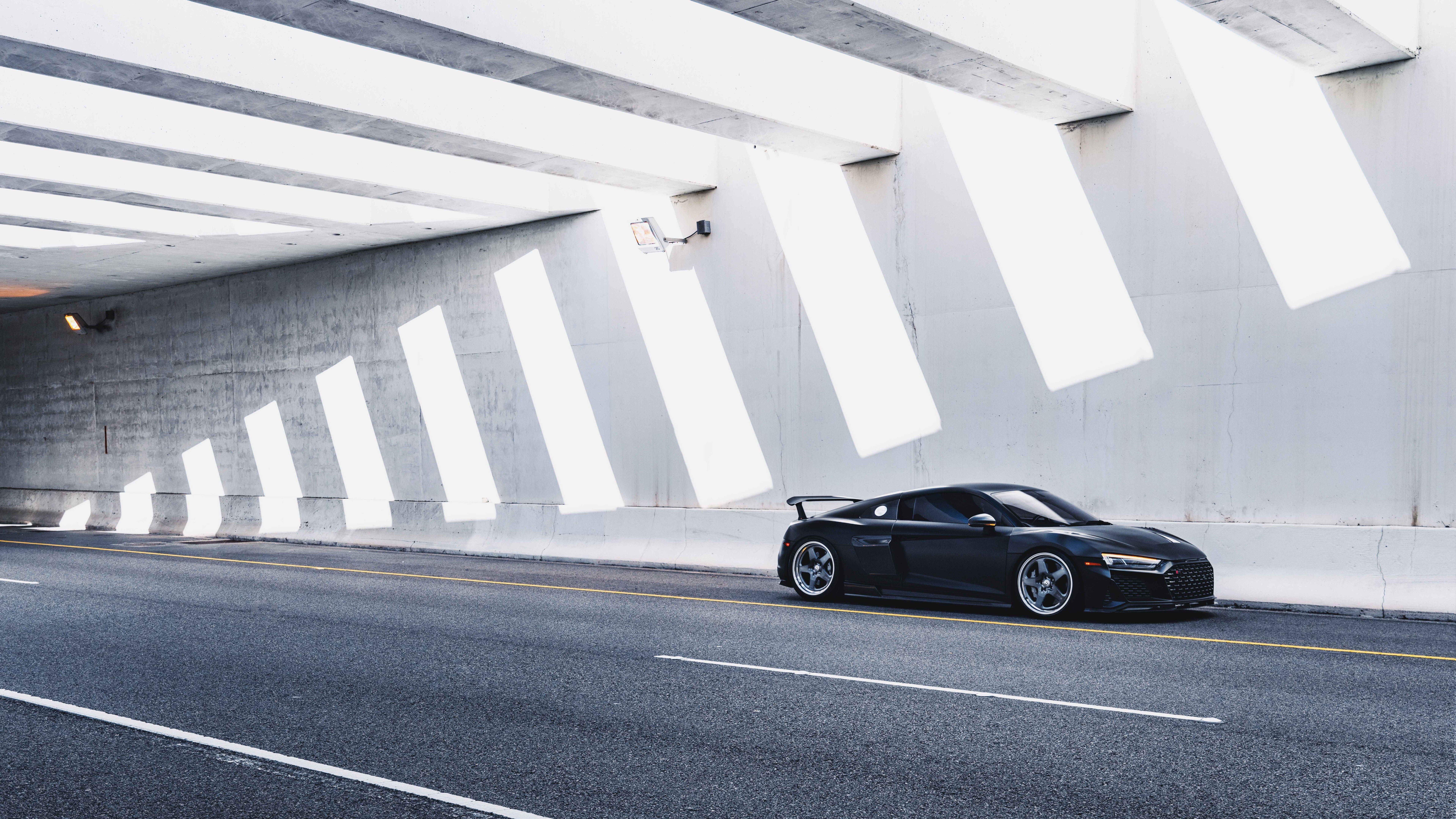 Zbliżenie ukazujące elegancki, nowoczesny samochód marki Audi, podkreślające jego smukłe linie i lśniące wykończenie.