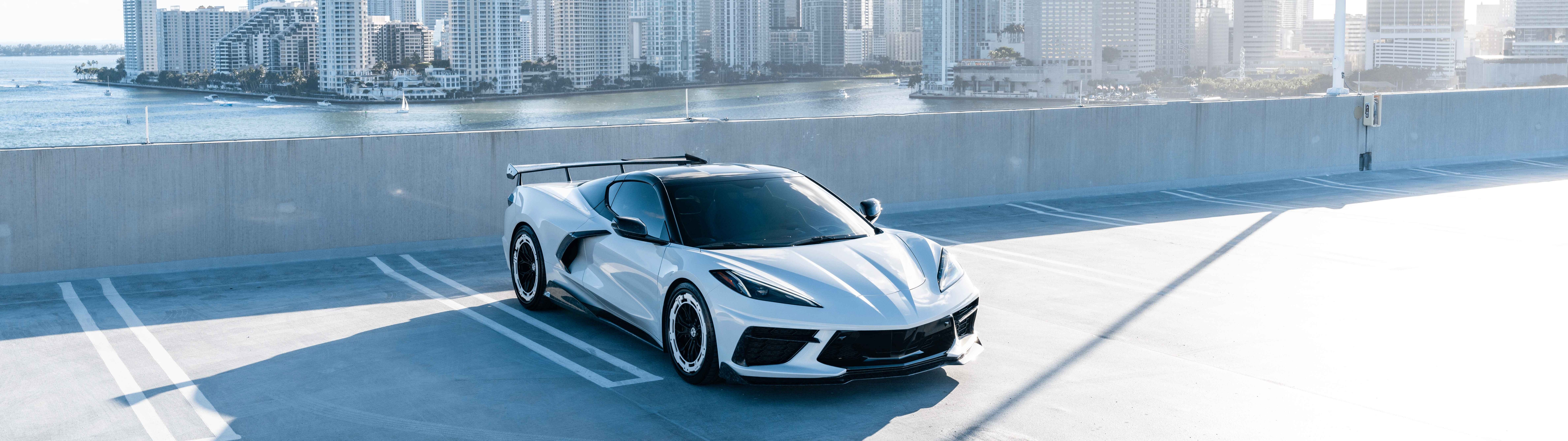 Wysokowydajny sportowy samochód Chevrolet Corvette C8, charakteryzujący się nowoczesną, aerodynamiczną stylistyką.