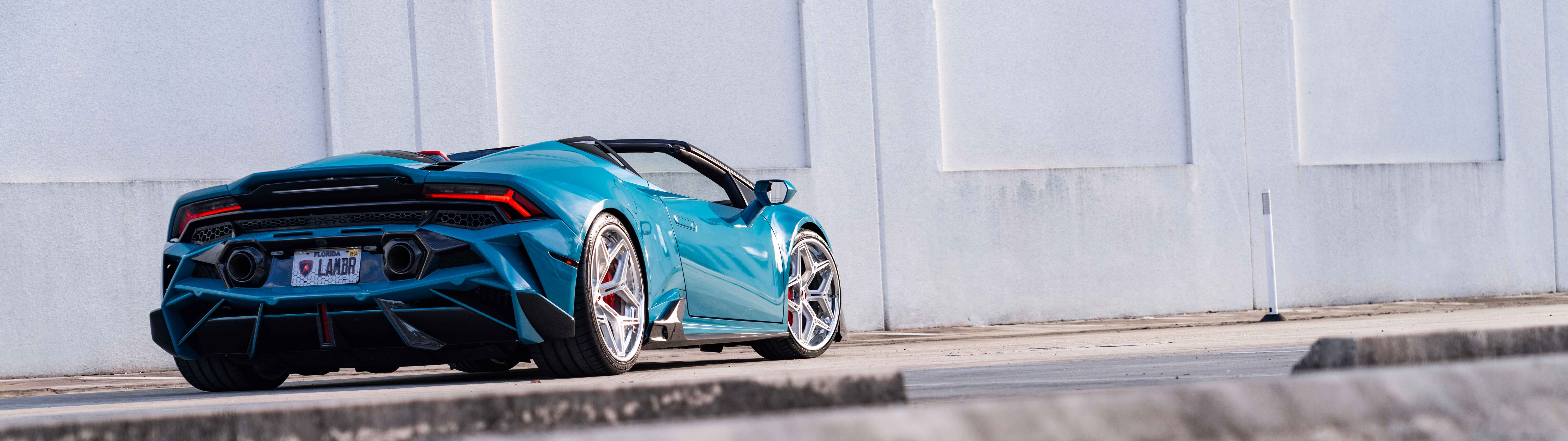 Szczegółowe ujęcie Lamborghini Huracan Evo, prezentujące jego charakterystyczną, aerodynamiczną sylwetkę i eleganckie nadwozie supersamochodu.